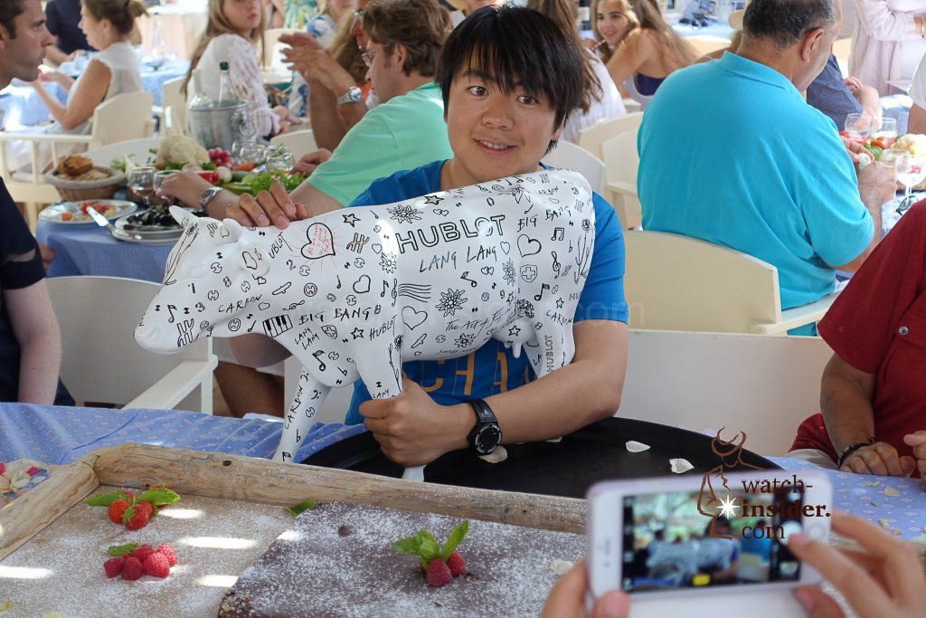 Lang Lang shows the private dedication of Mr. Biver on his cow.
