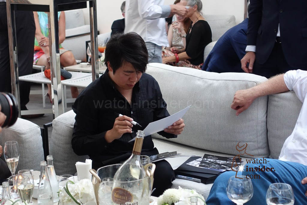 After the concert Lang Lang signed autographs and dedications for those who wanted ...