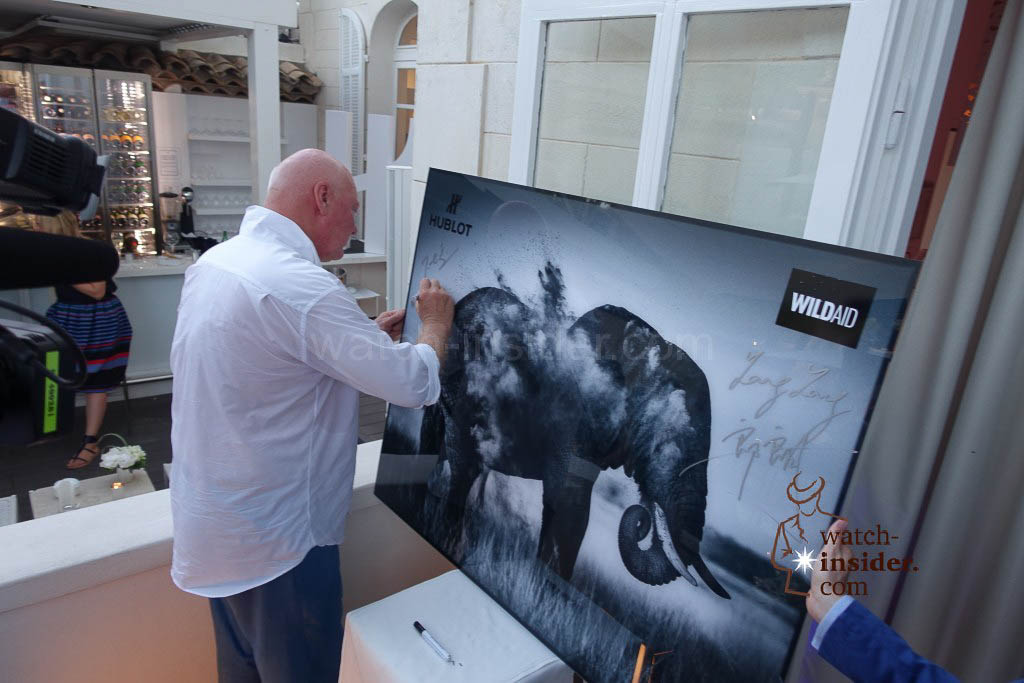 Jean-Claude Biver signs the picture with the elephant